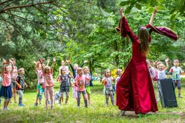 Obóz młodzieżowy, Kolonie – Raj w sercu Polski. Mandoria – Odkryj nową strefę CROCODIL w Park Of Poland Suntago Wodny Świat - super zabawa w Sadach Klemensa także warsztat pływacki i lekcja przetrwania. Kolonia 7-13 lat.